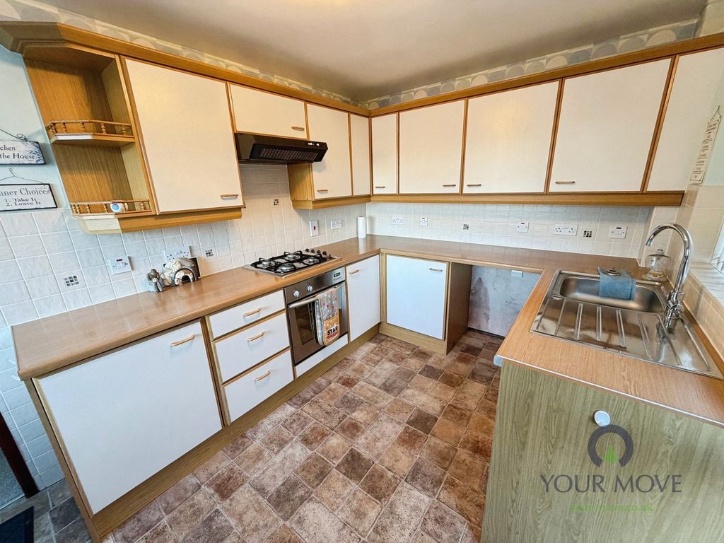 Property photo 3 of 11 Kitchen