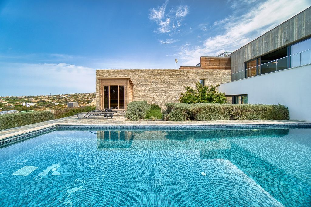 Property photo 2 of 43