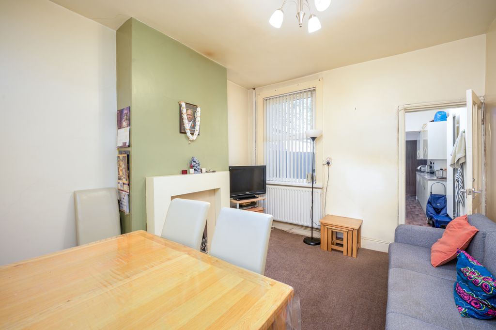 Property photo 3 of 23 06