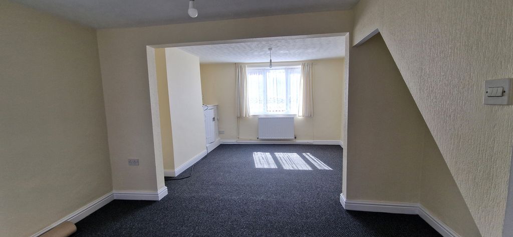 Property photo 3 of 7 Living Room