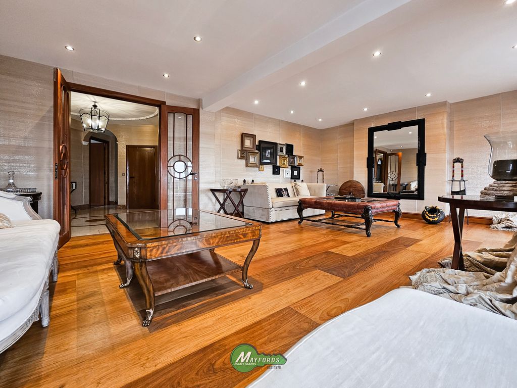 Property photo 1 of 16 Four Bedroom Top Floor Flat On Finchley Road
