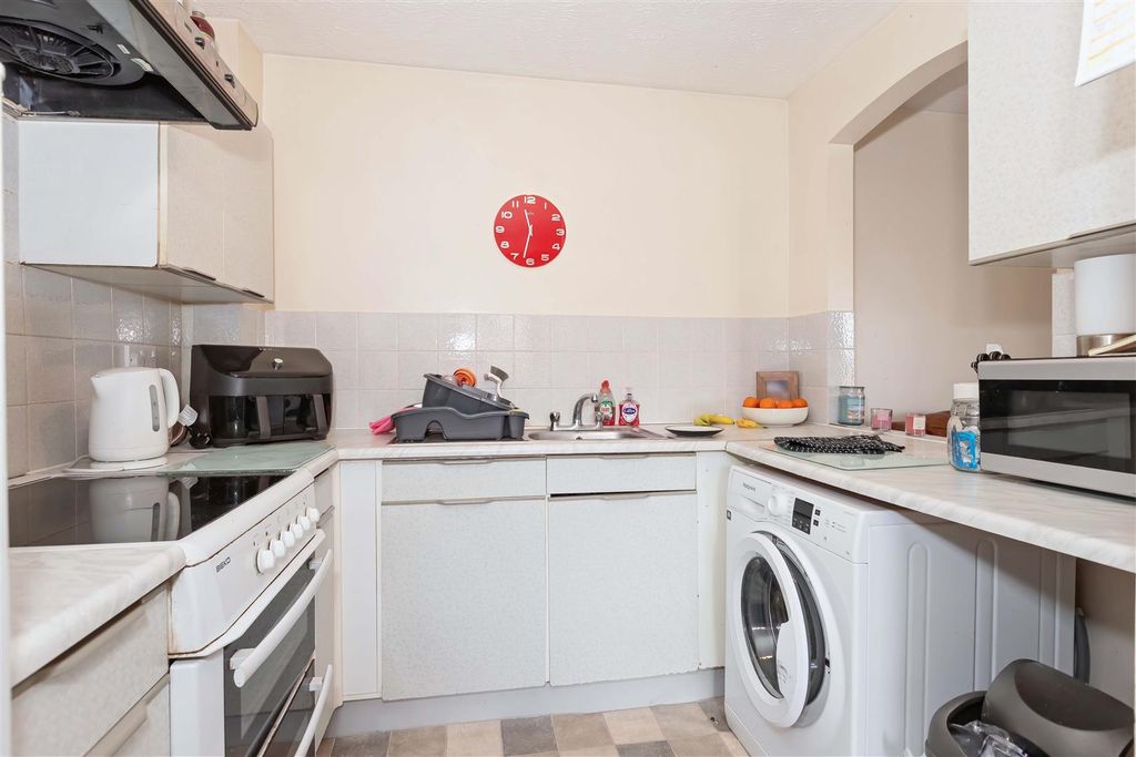 Property photo 2 of 7 Highclere Way_3.Jpg