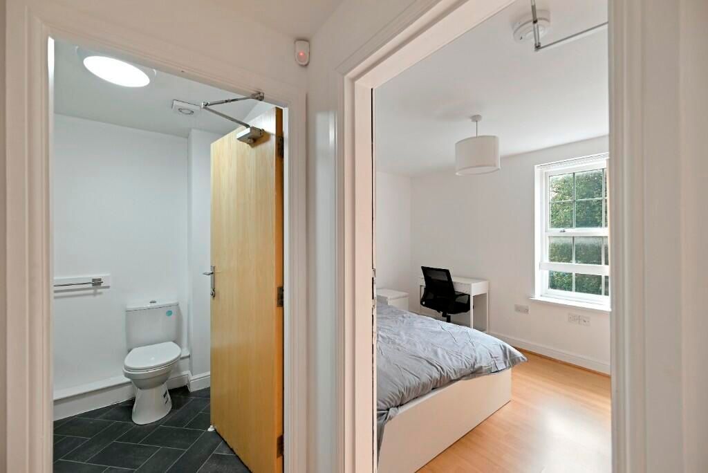 Property photo 3 of 12 Bright And Airy Double Bedroom Featuring A Comfort...