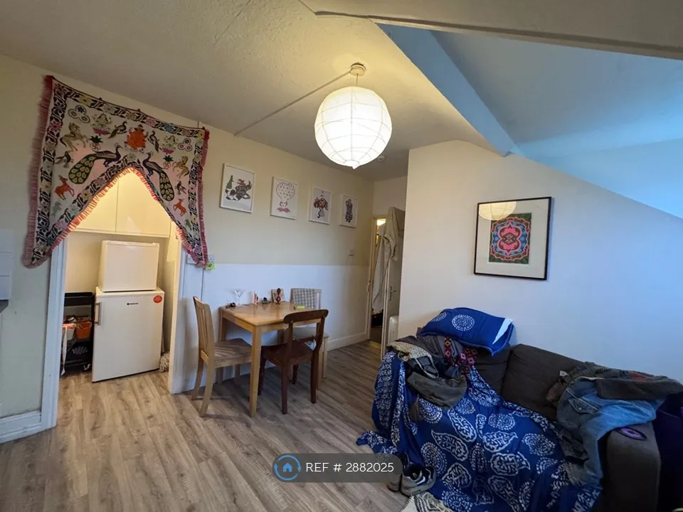 Apartment in Bristol, Ashley Down - View 3