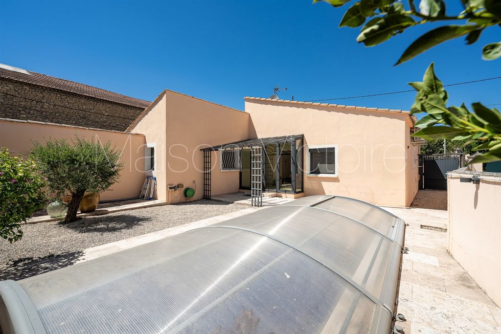Property photo 1 of 14 Town-Centre Property With Parking, Patio And Swimming Pool.
