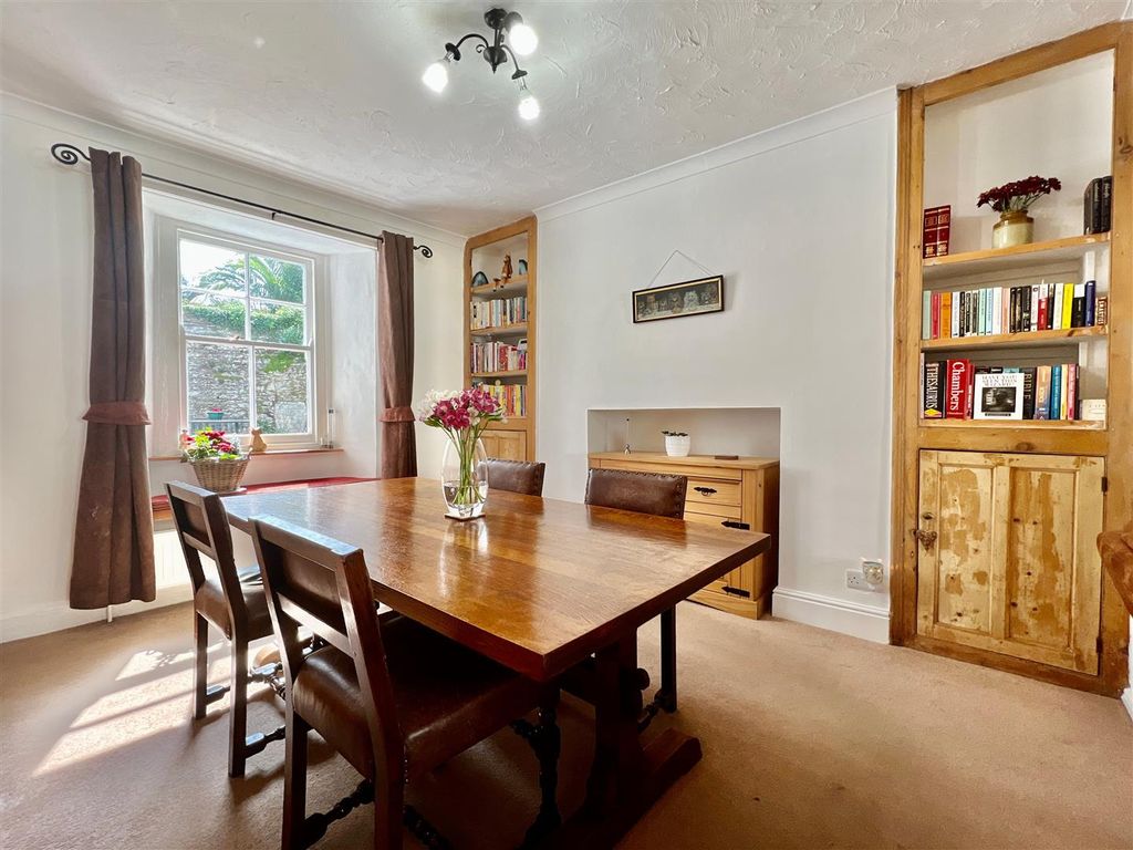 Property photo 3 of 25 84 Drew Street 4.Jpg