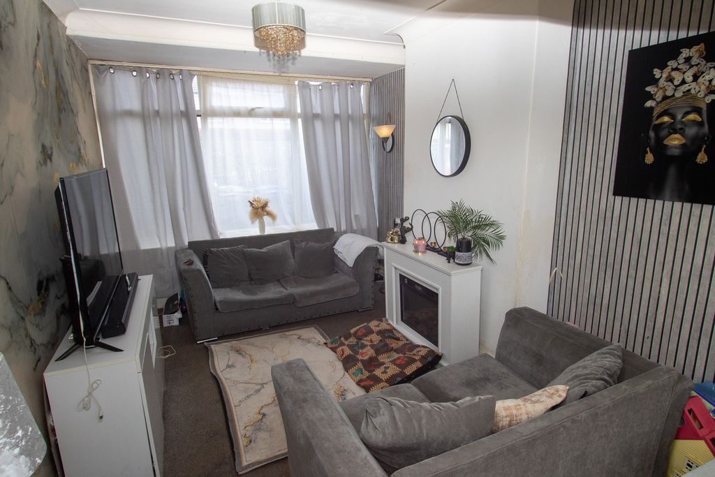 Property photo 2 of 20