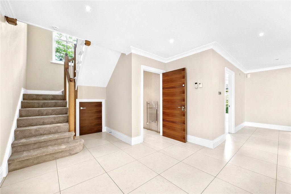 Property photo 2 of 17 Entrance Hall