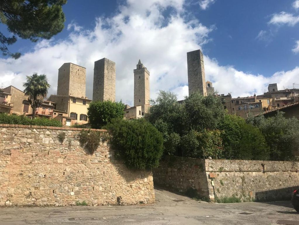 Property photo 2 of 27