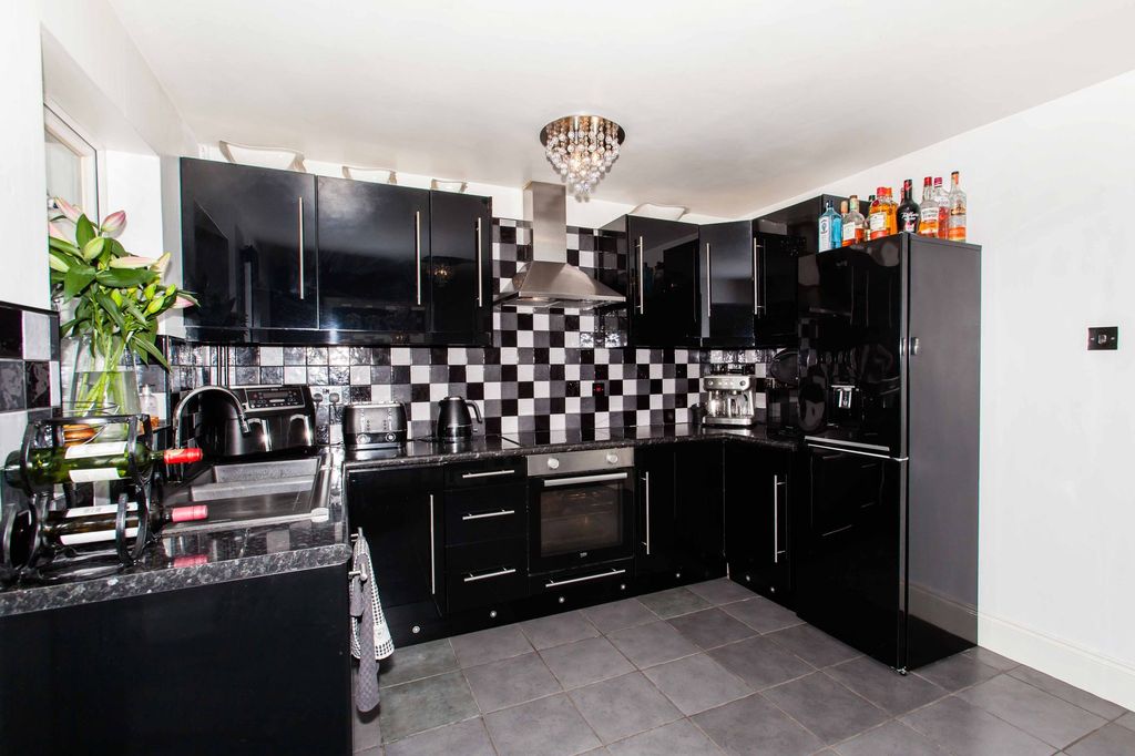 Property photo 2 of 35