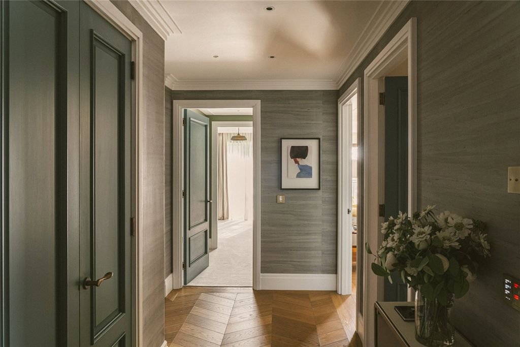 Property photo 3 of 10 Entrance Hall