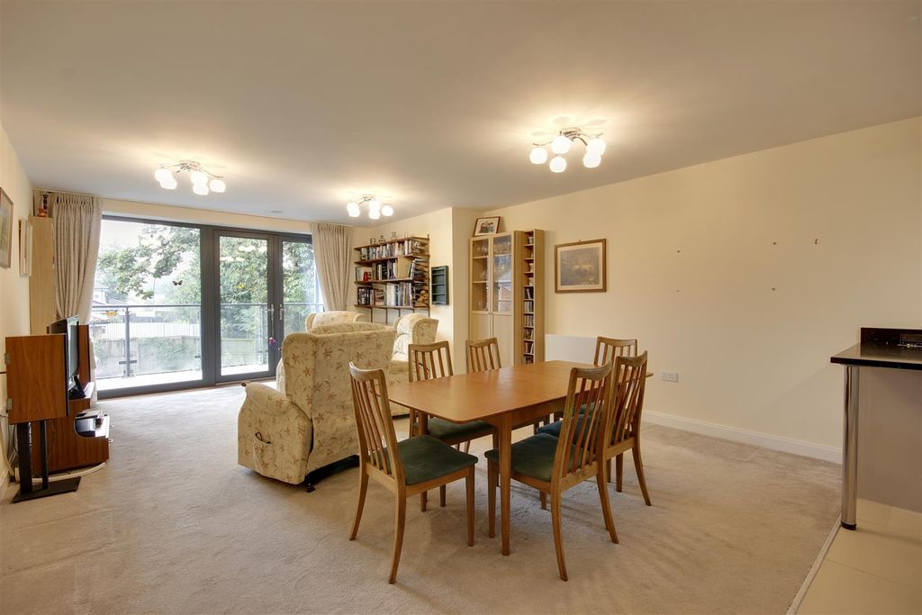 Property photo 3 of 14 Lounge