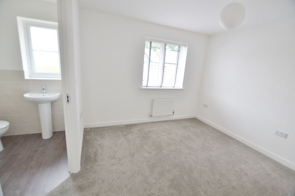 Property photo 3 of 10 Master Bedroom