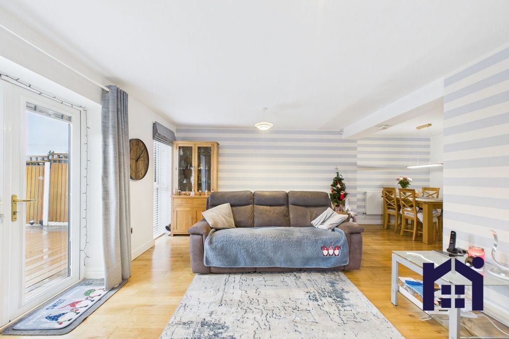 Property photo 3 of 17 Living Room