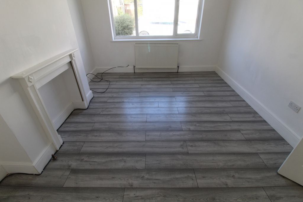 Property photo 1 of 11 Newly Decorated- Two Bedrooms -Ground Floor -Garden - Maisonette