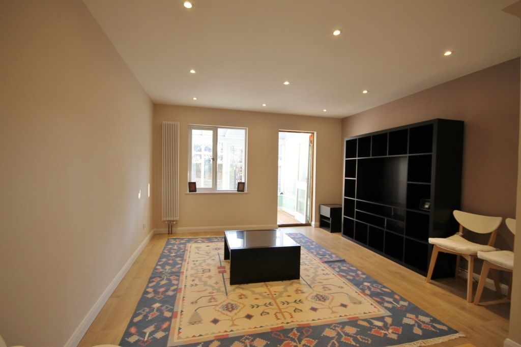 Property photo 2 of 10 Lounge