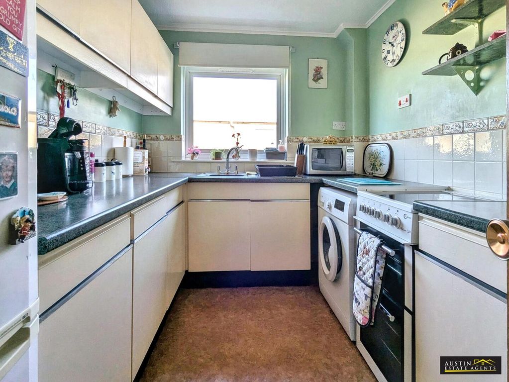 Property photo 3 of 11 Kitchen