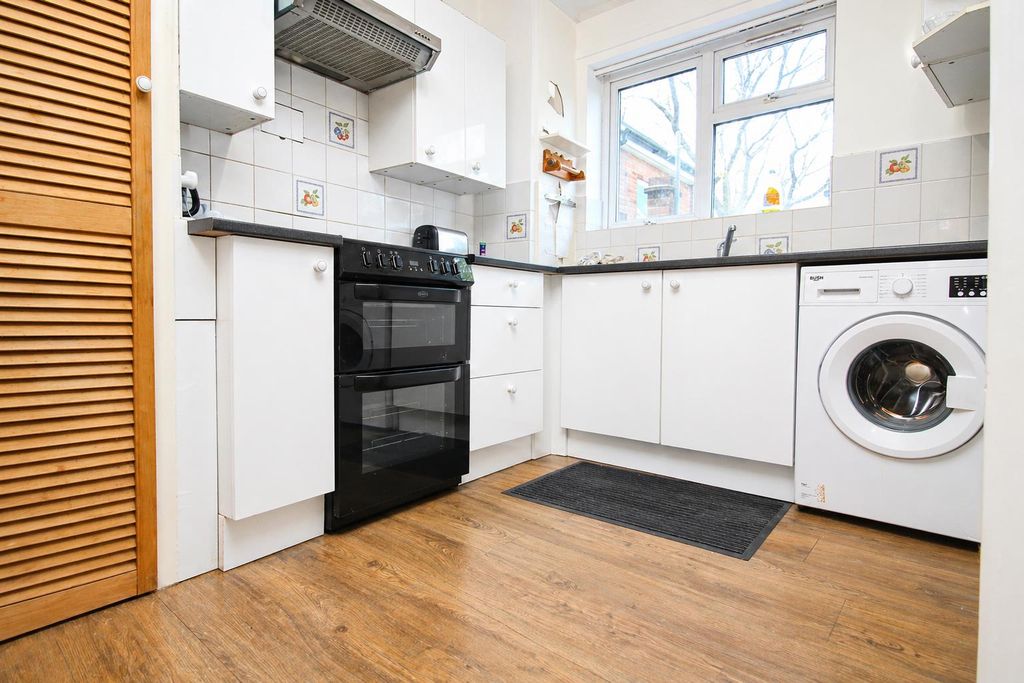 Property photo 3 of 8 Kitchen