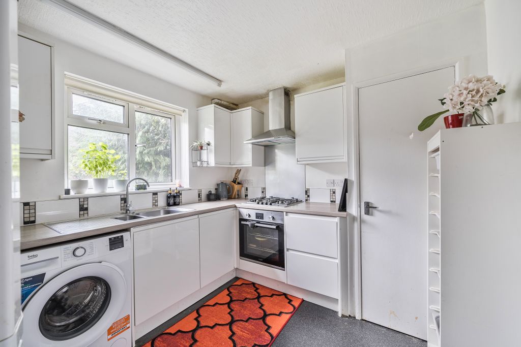 Property photo 2 of 9 Kitchen