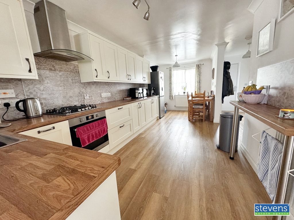 Property photo 3 of 22 Image00011