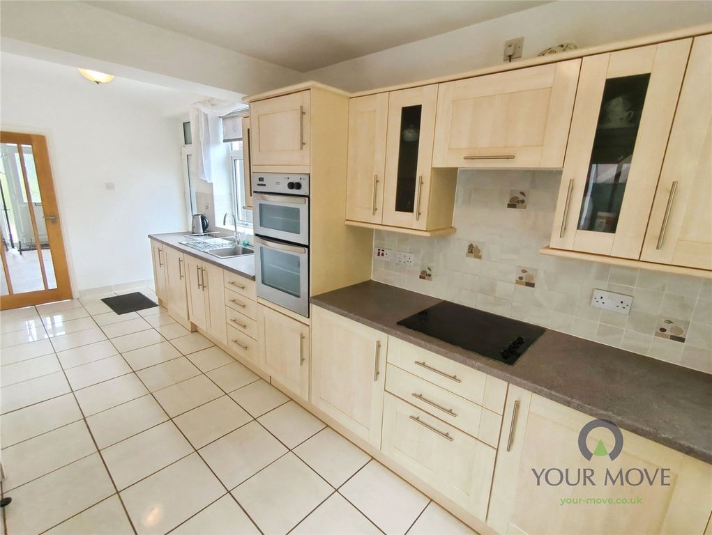 Property photo 3 of 18 Kitchen