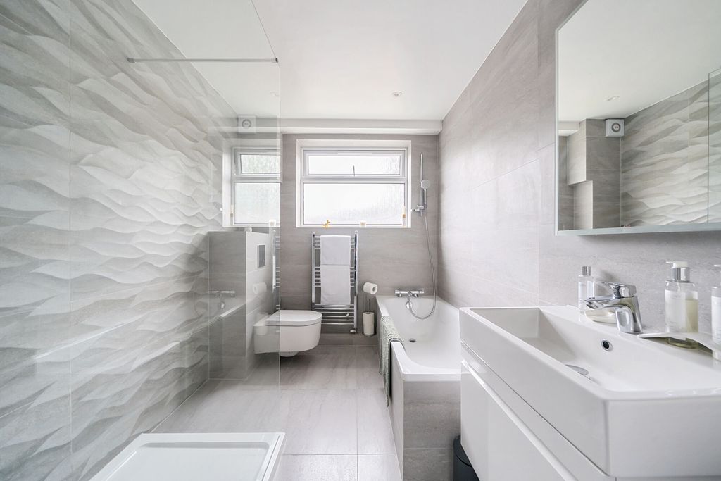 Property photo 3 of 17 1304184-10-6841A0...