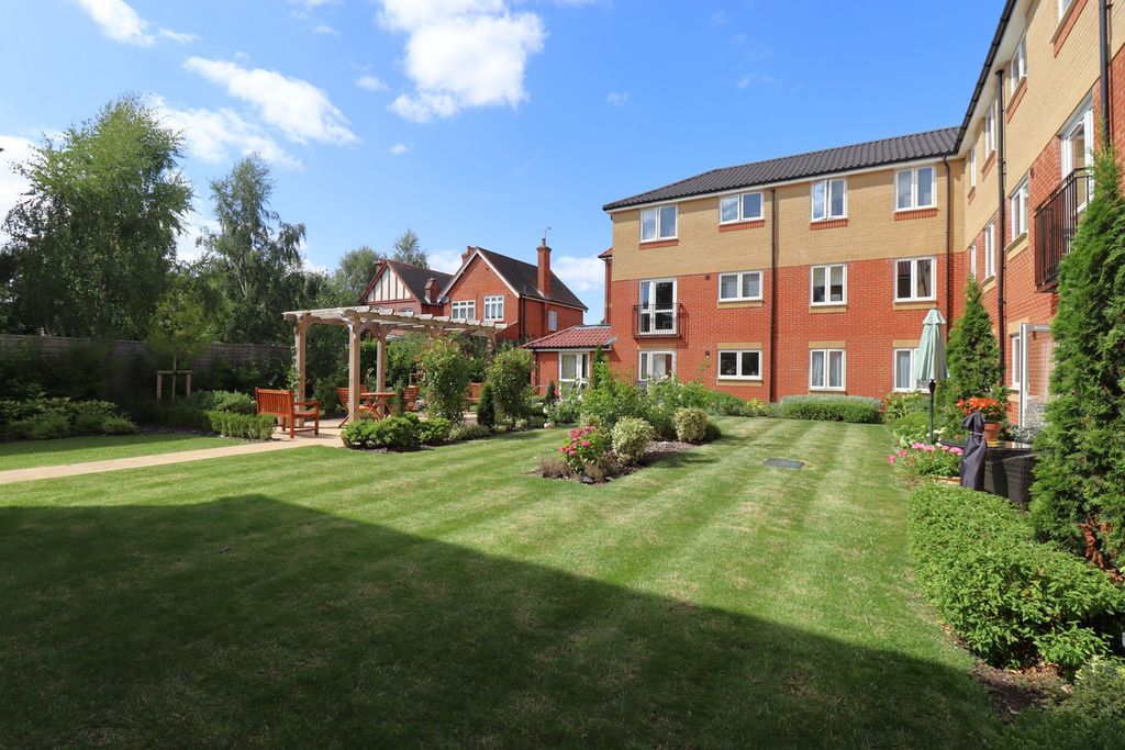 Additional image 4 of 1 bed property for saleVictoria Road, Farnborough GU14