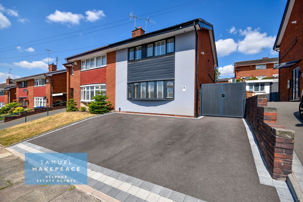 Property photo 1 of 24 Stunning Three Bedroom Semi Detached Property With Beautiful Interiors