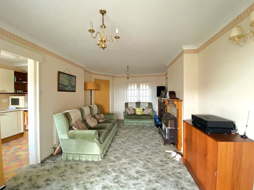 Property photo 3 of 21 77 Rotherfield Ave - Lounge2.Jpg