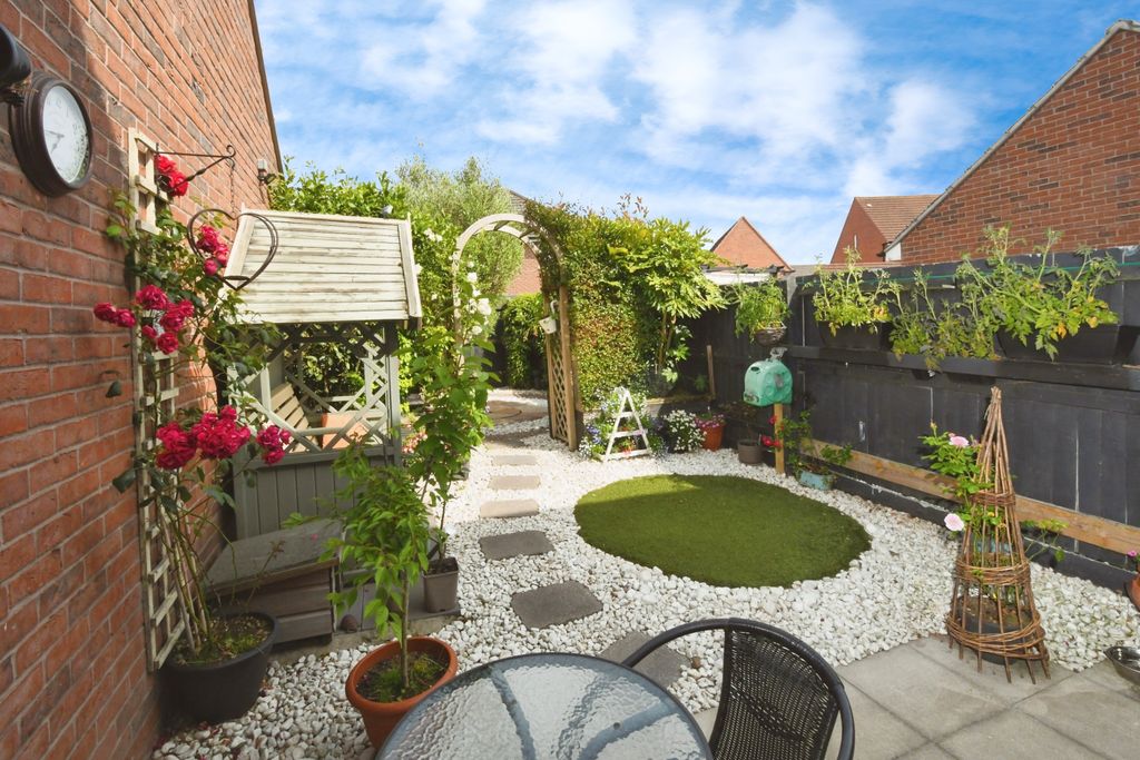 Property photo 2 of 21 Garden