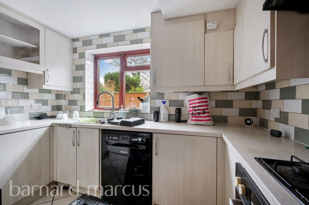 Property photo 3 of 7 Kitchen