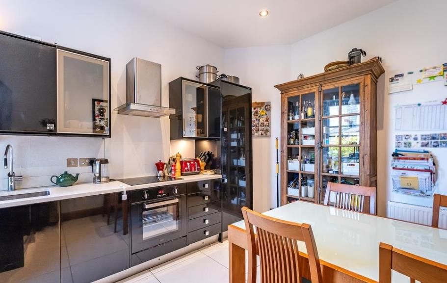 Property photo 3 of 8 10 The Water Gardens 3 19.02 .Png