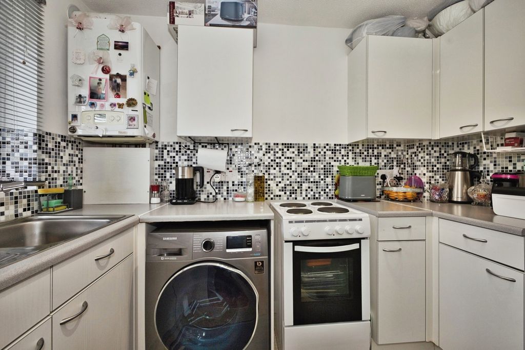 Property photo 2 of 10 Kitchen