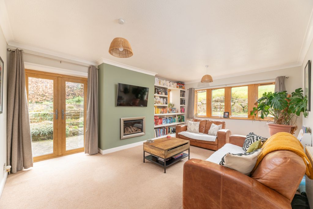 Property photo 2 of 33 Lounge