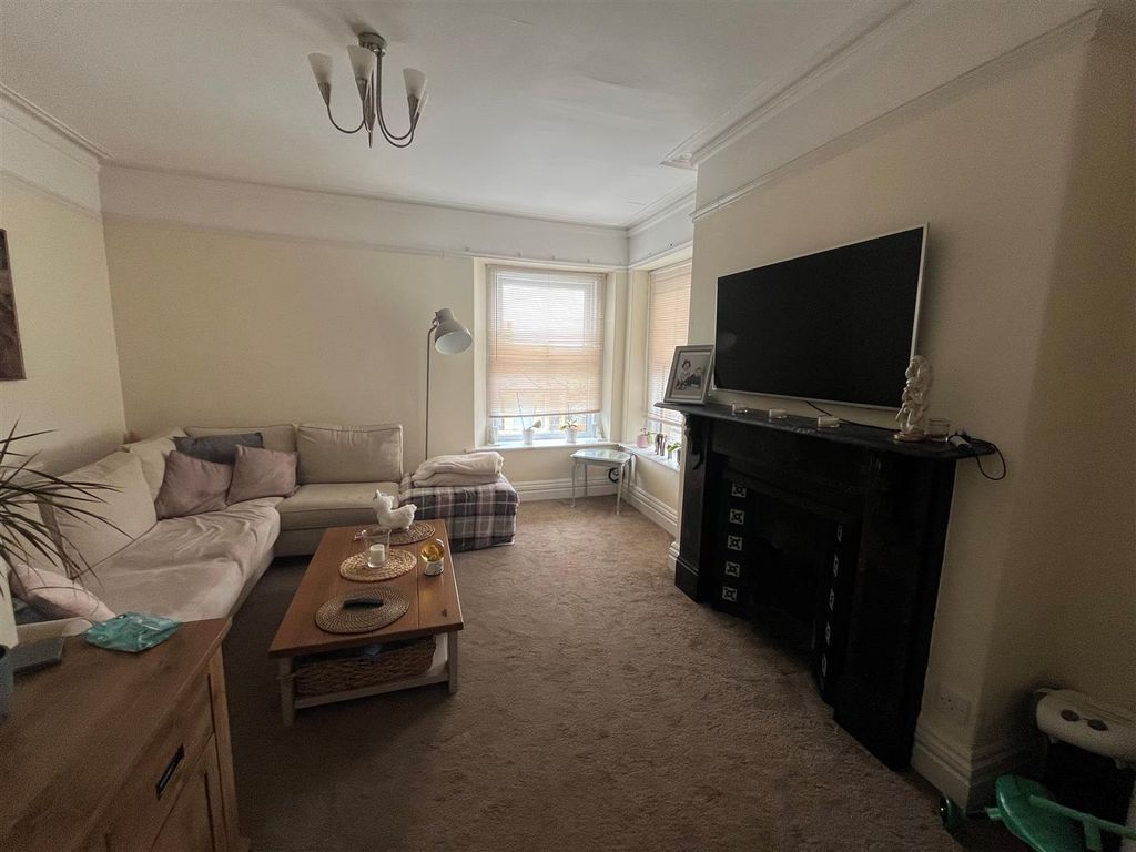 Property photo 3 of 9 Lounge
