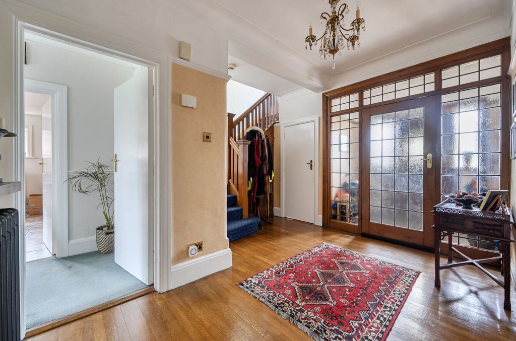 Property photo 3 of 12 1415898-13-698Df8...