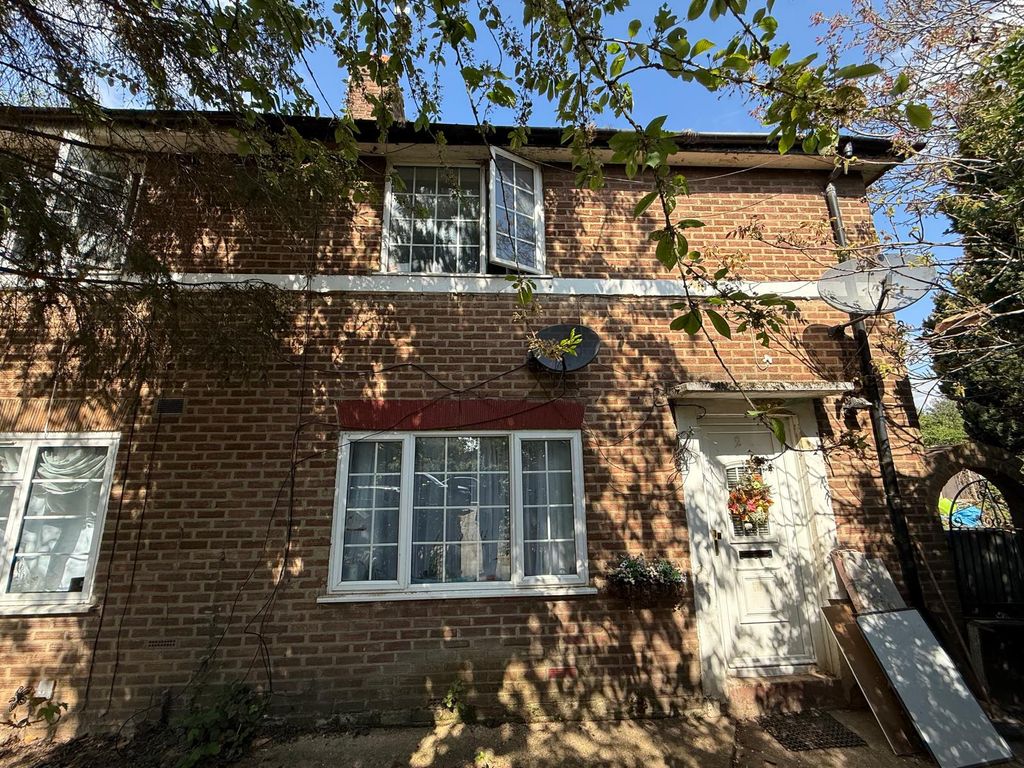 Property photo 1 of 5 3 Bed Semi-Detached House For Sale Hermon Grove, Hayes Ub3