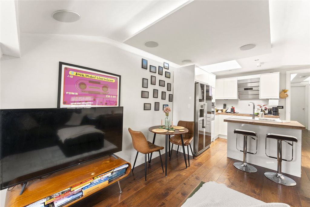 Property photo 3 of 10 Lounge / Kitchen