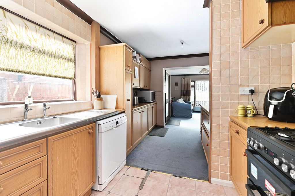 Property photo 2 of 11 53 Oakfield Rd (2)