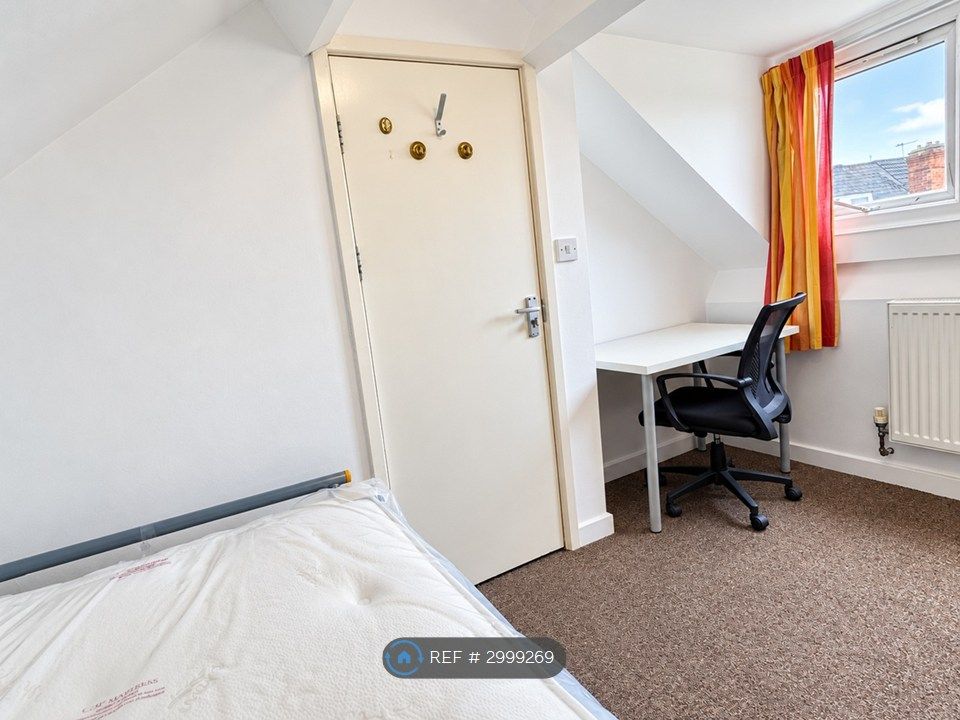 Property photo 3 of 14 Room 5