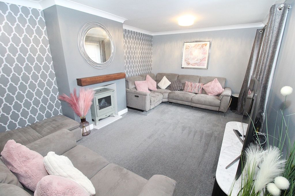 Property photo 2 of 15 4606203