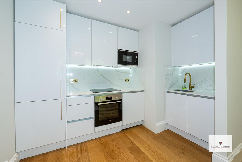 Property photo 2 of 11 Cleveland Square 7@49-007 Mr - Hpa.Jpg