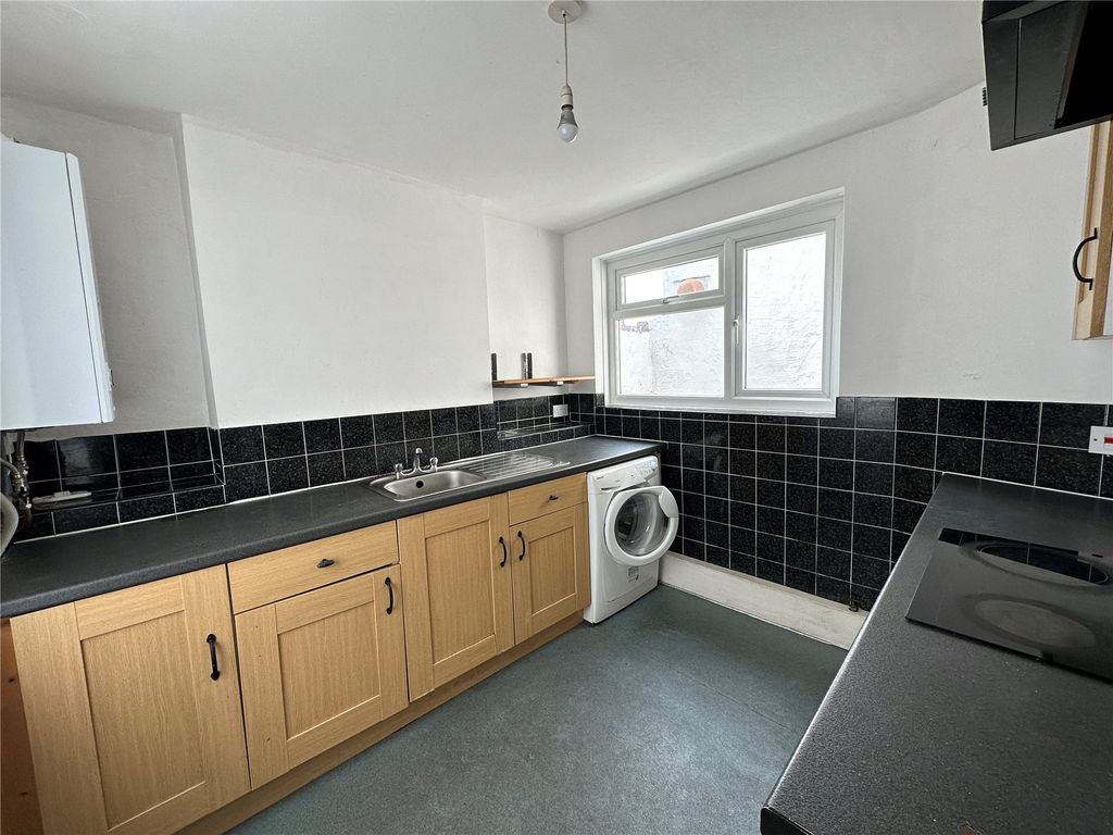 Property photo 3 of 7 Kitchen