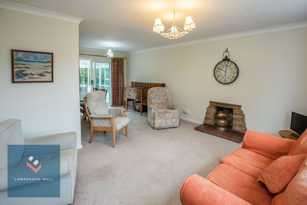 Property photo 3 of 19 Living/Dining Room