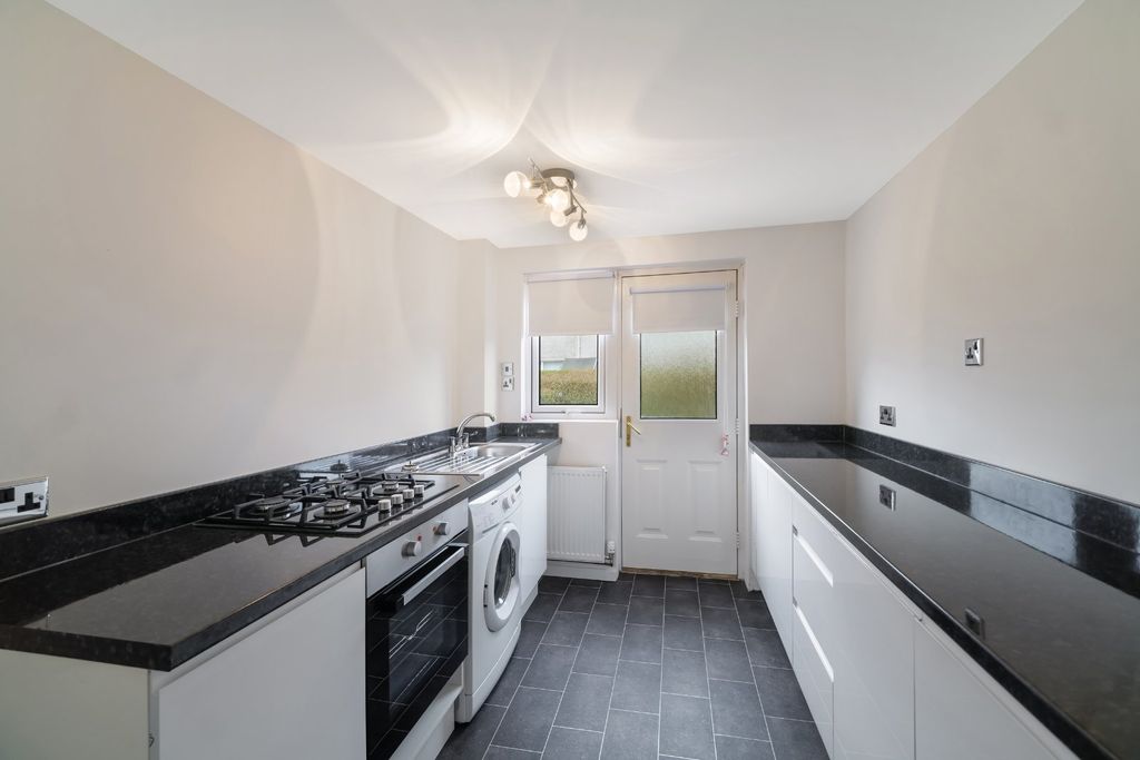 Property photo 3 of 11 Kitchen