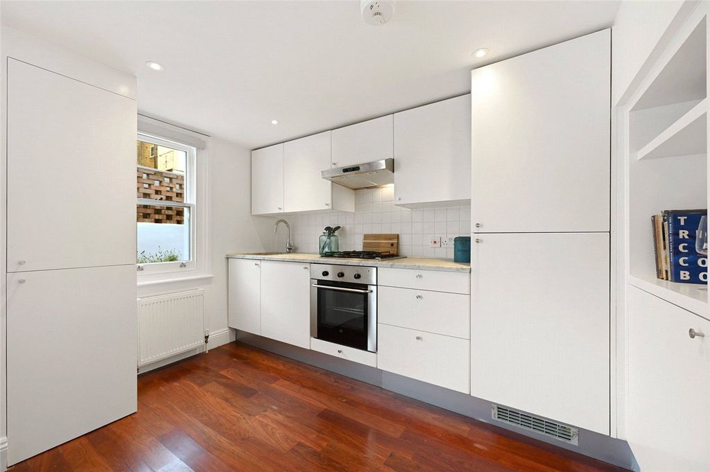 Property photo 3 of 11 Kitchen