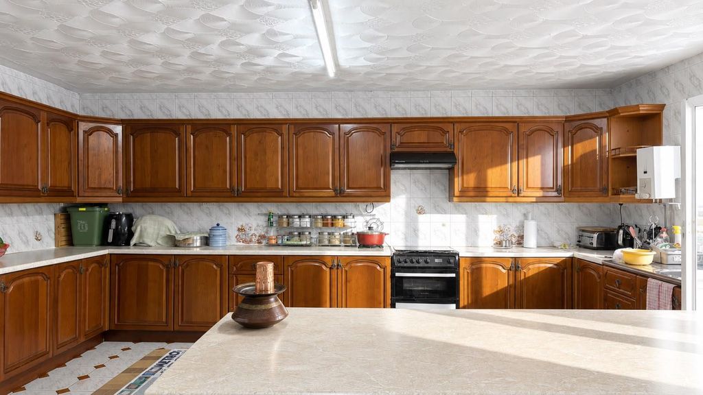 Property photo 2 of 17 Plashet Rd, E13 Houses For Sale By Barrain London