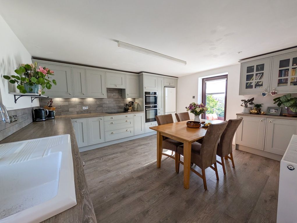 Property photo 2 of 33 Dining Kitchen