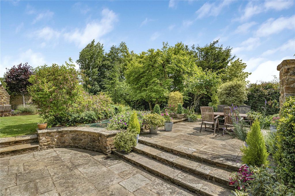 Property photo 2 of 18 Terrace
