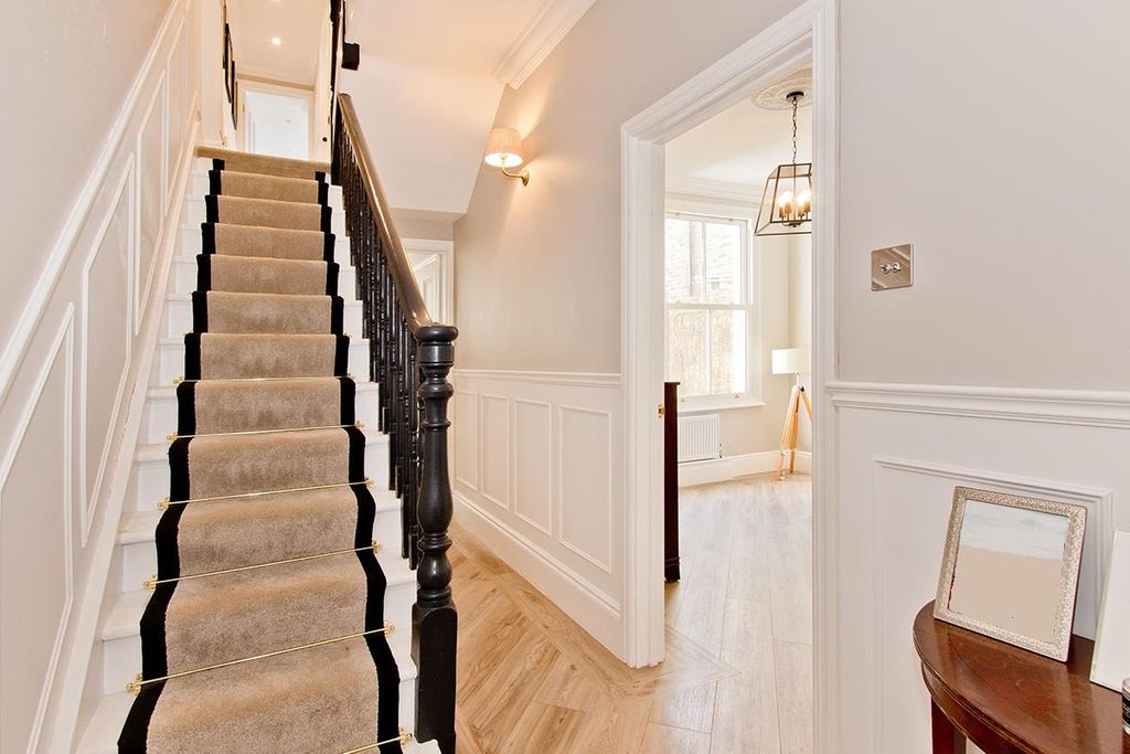 Property photo 2 of 19 Hall1.Jpg